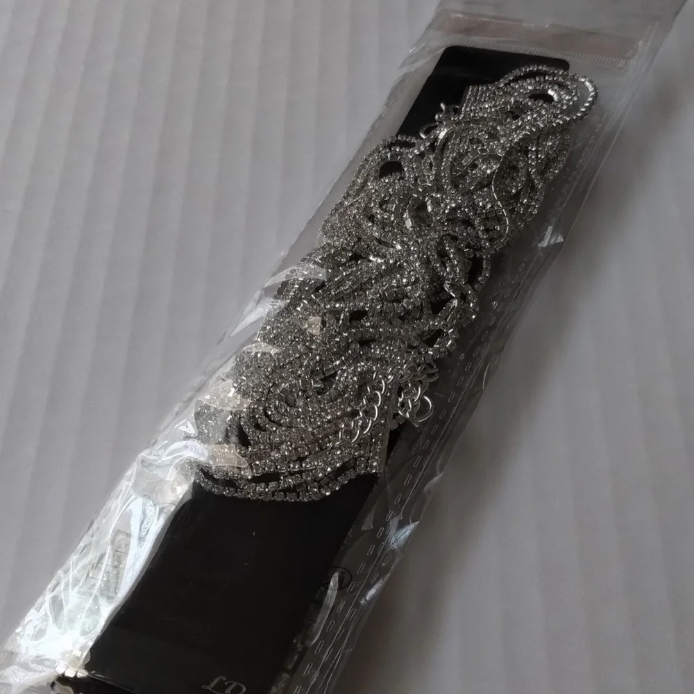 Elegant geometric layered rhinestone chocker. - Picture 3 of 6